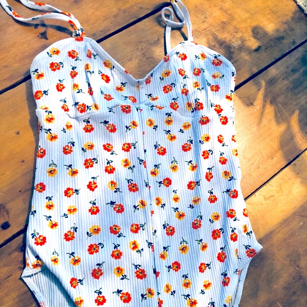 NWOT Urban outfitters 🌼floral bodysuit!